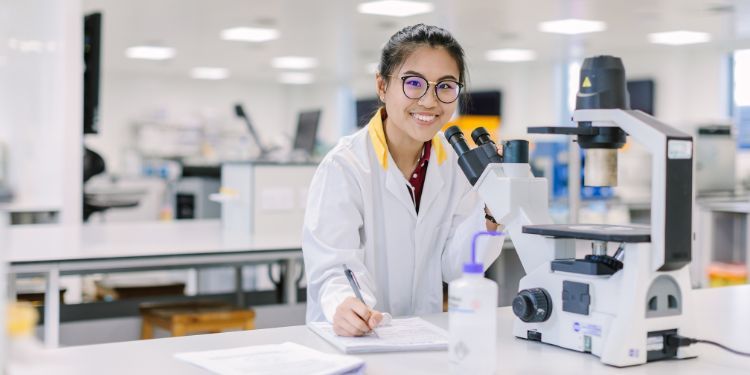 Undergraduate Biological Sciences student Maureen Mulia in the lab